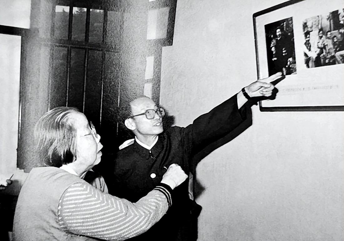 1985年邓颖超重返红岩村,在饶国模故居前失望摇头:介绍得轻飘飘