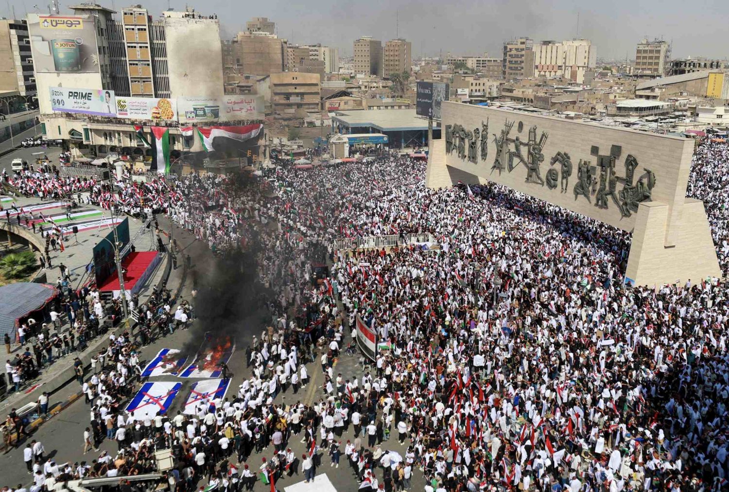 2023年10月13日,抗议者在伊拉克巴格达解放广场的示威活动中焚烧