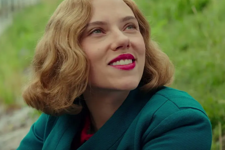 电影《乔乔的异想世界》通过四次系鞋带的场景,展现了主人公乔乔对抗