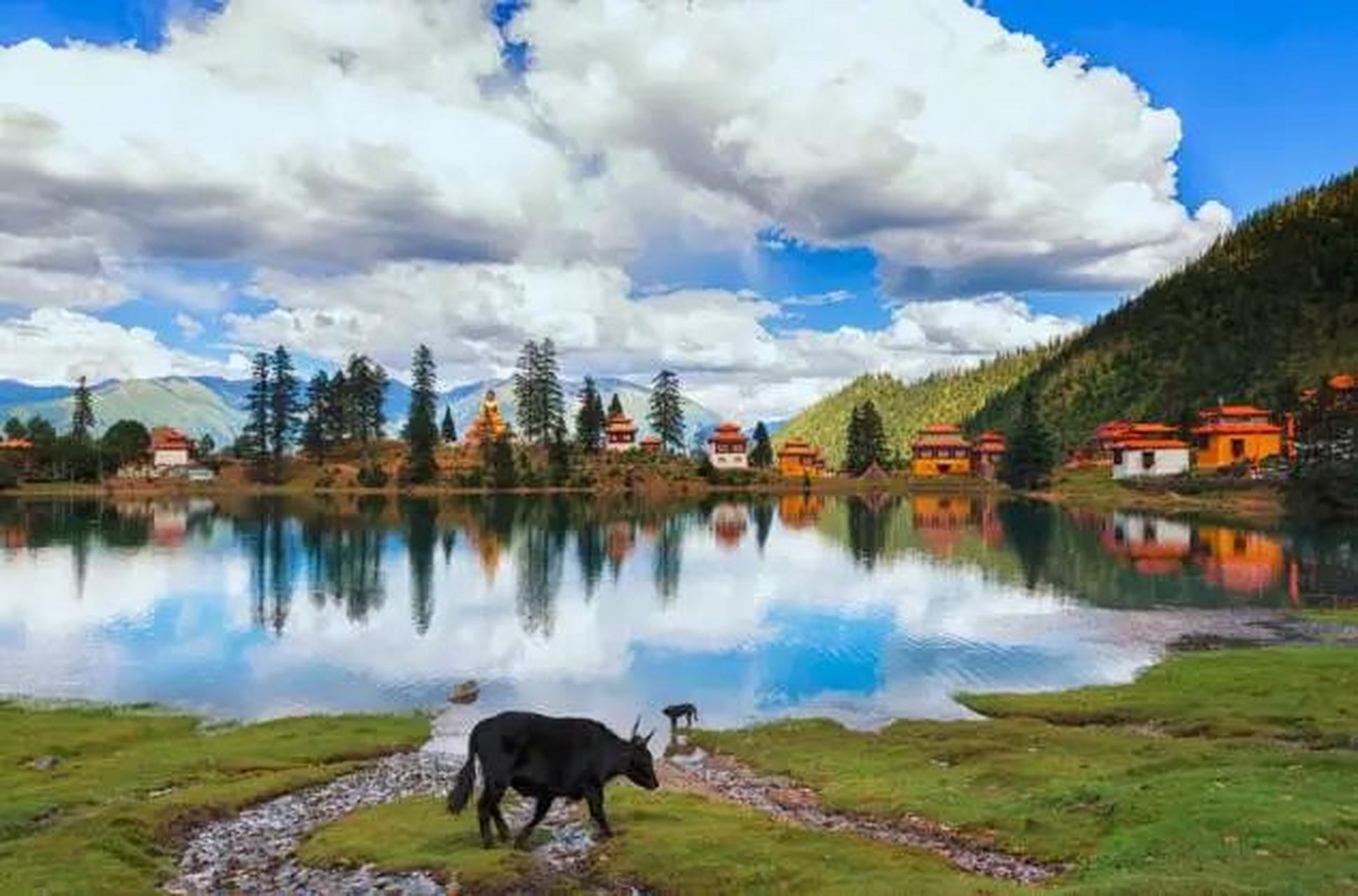 措卡湖被誉为"人间仙境,九天瑶池".