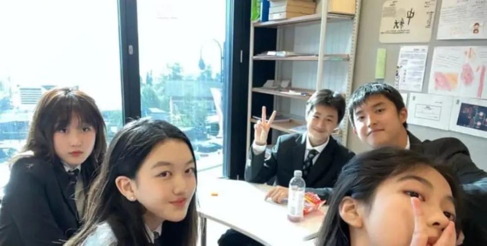 王菲与小女儿合照曝光,18岁李嫣超像妈妈,嘴唇无痕迹美到认不出