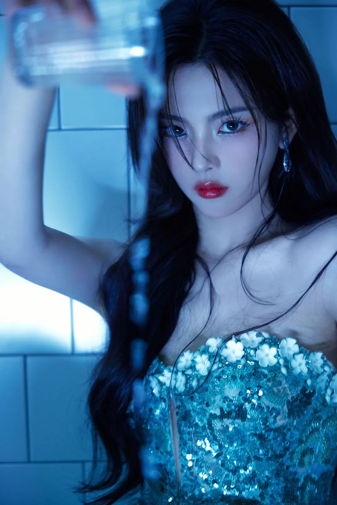 杨超越:蓝色浴室魅影,梦幻妖精的华丽登场