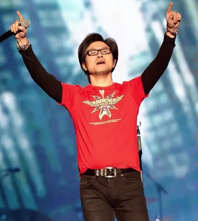 玩大了!汪峰成都30周年演唱会0元购,网友:森林北要被求婚!