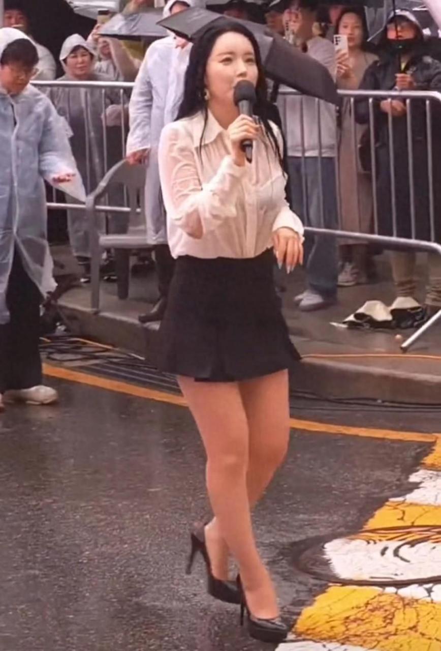 [原文:微胖女神洪真英雨中惊艳亮.