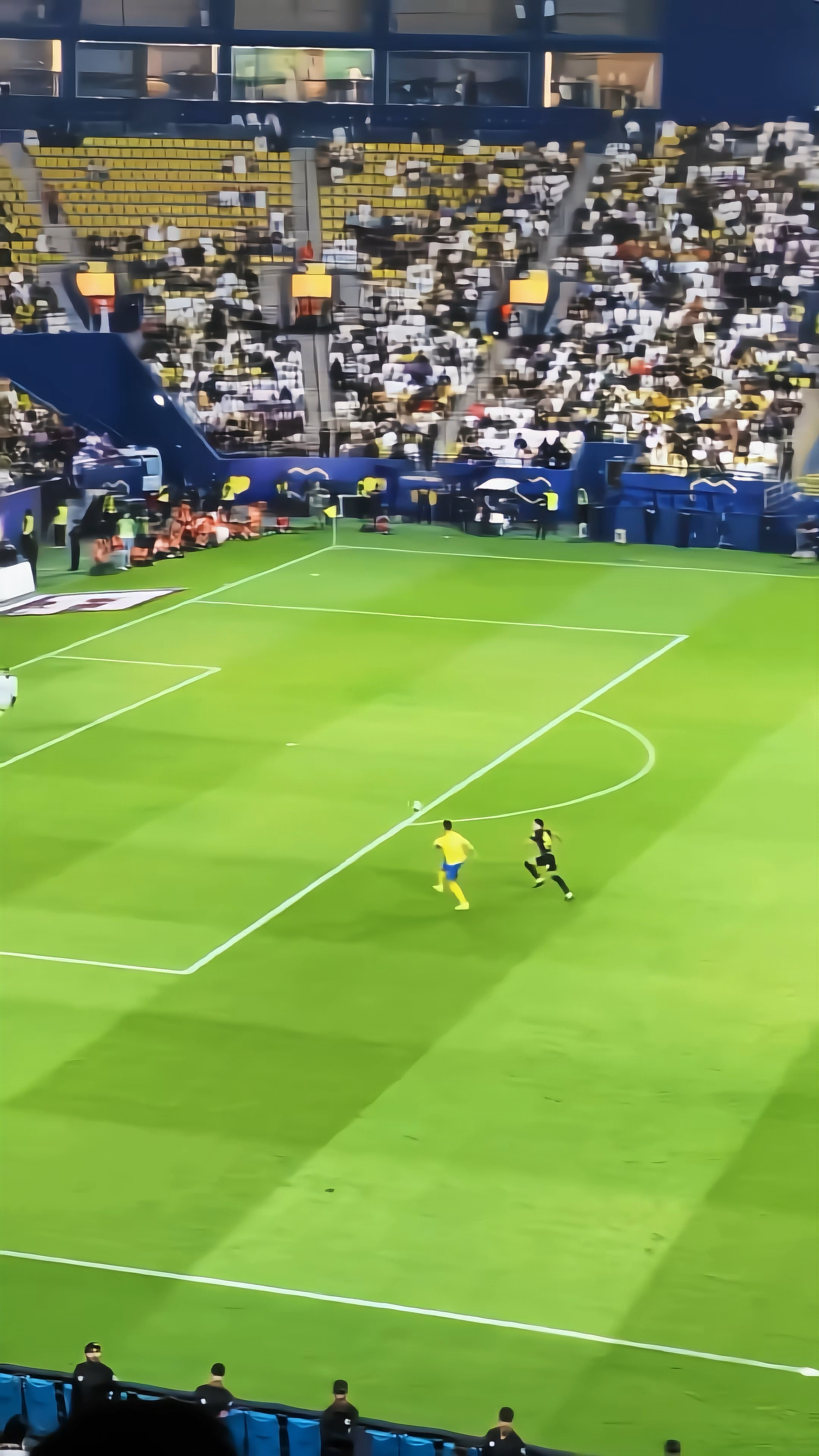 上帝视角欣赏下c罗停球射门一气呵成,身体协调性真好