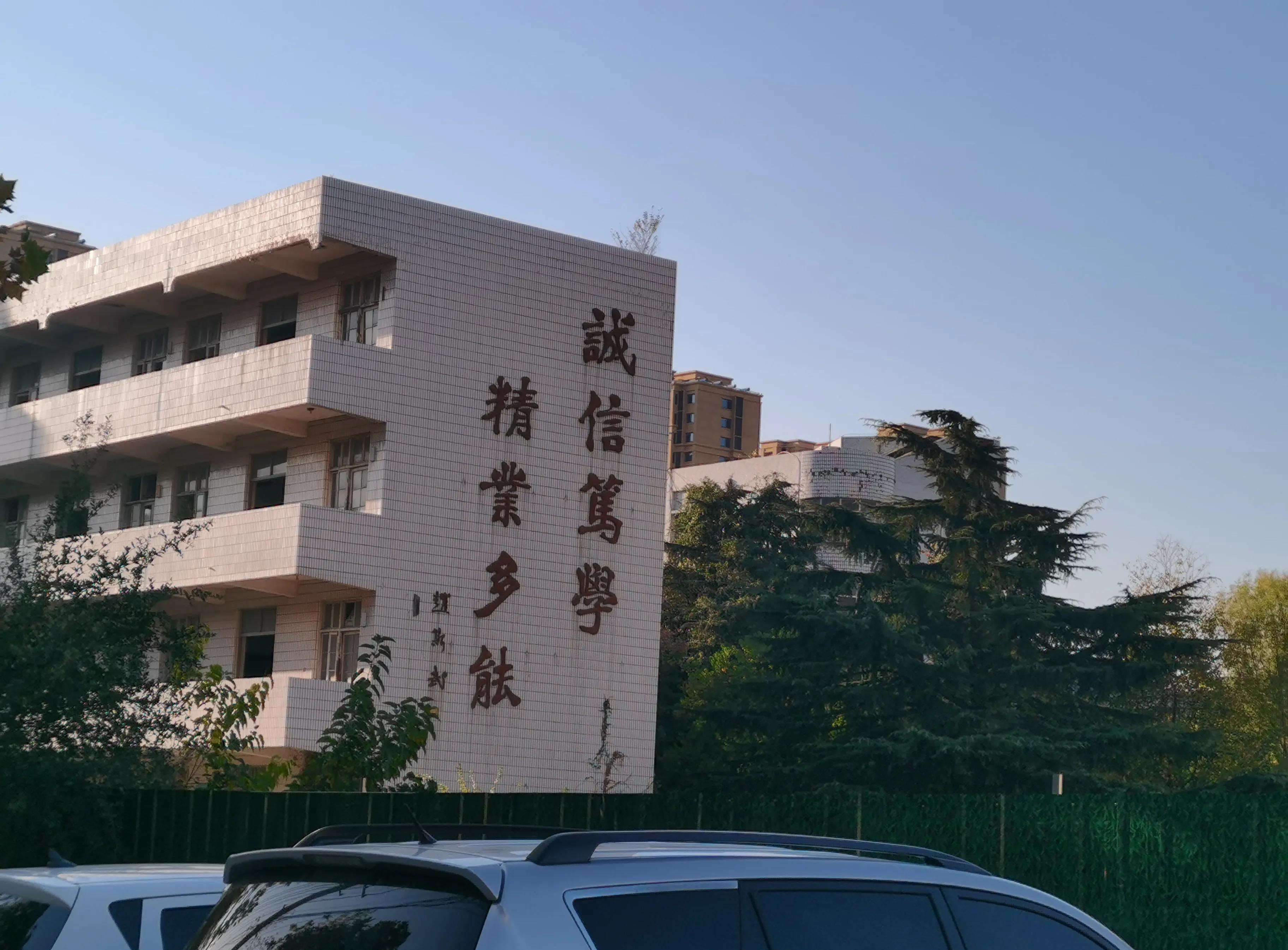 深秋的阳光时隐时现地从路南的梧桐树叶间洒下来