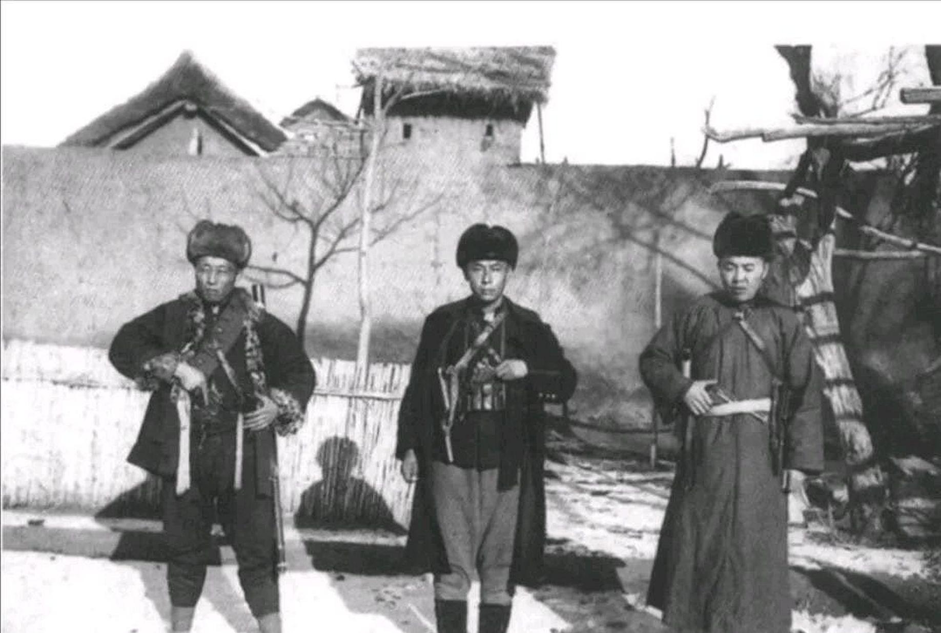 谁料日军高官刚到赴宴的地方,老北风大声喊道:"给我把这个日本人抓