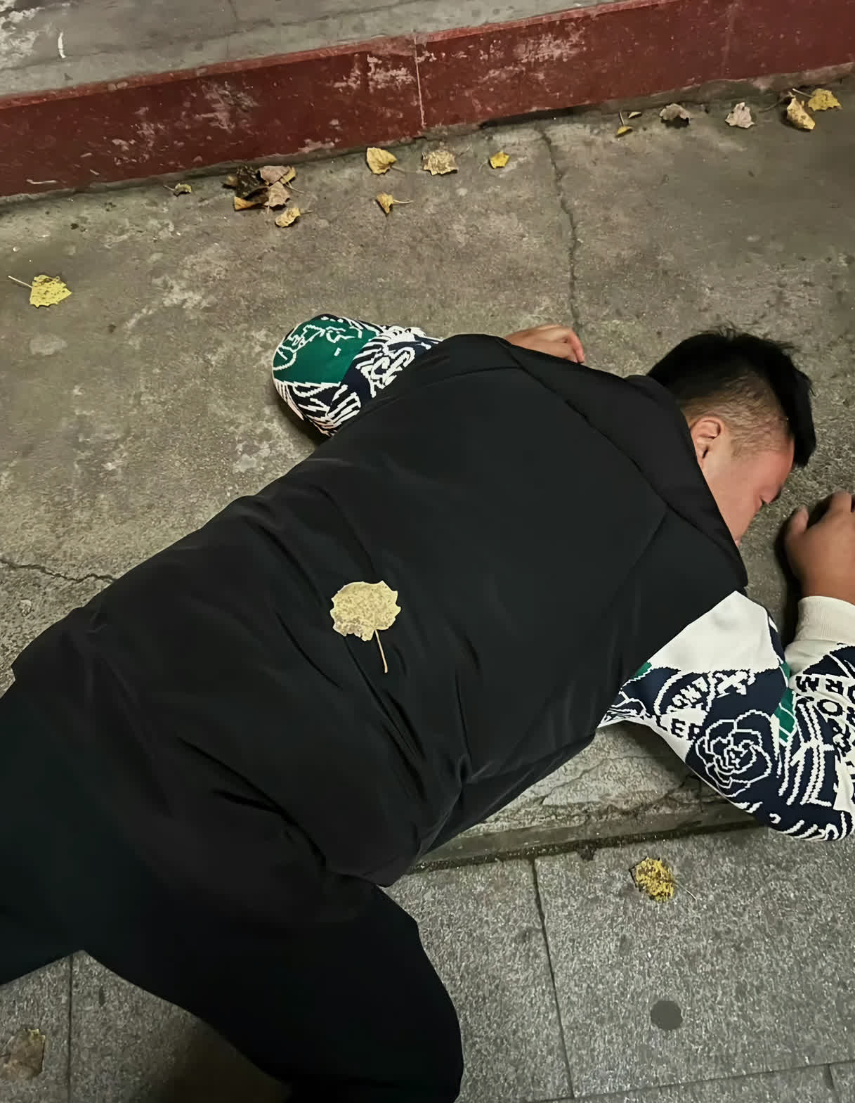 老公昨晚喝得烂醉如泥我担心他会因为夜风而感冒于是灵机一动给他