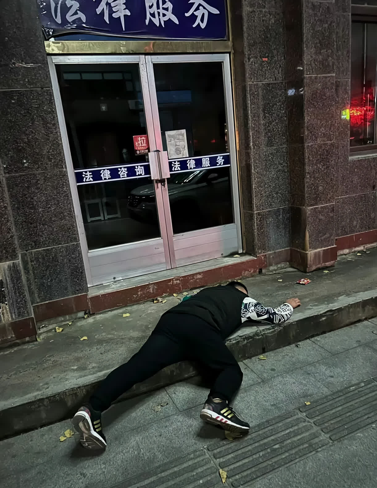 老公昨晚喝得烂醉如泥我担心他会因为夜风而感冒于是灵机一动给他