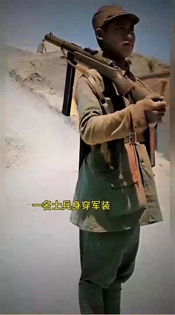 1944年山西临汾,一名士兵身穿军装,肩扛着枪身板笔直站岗