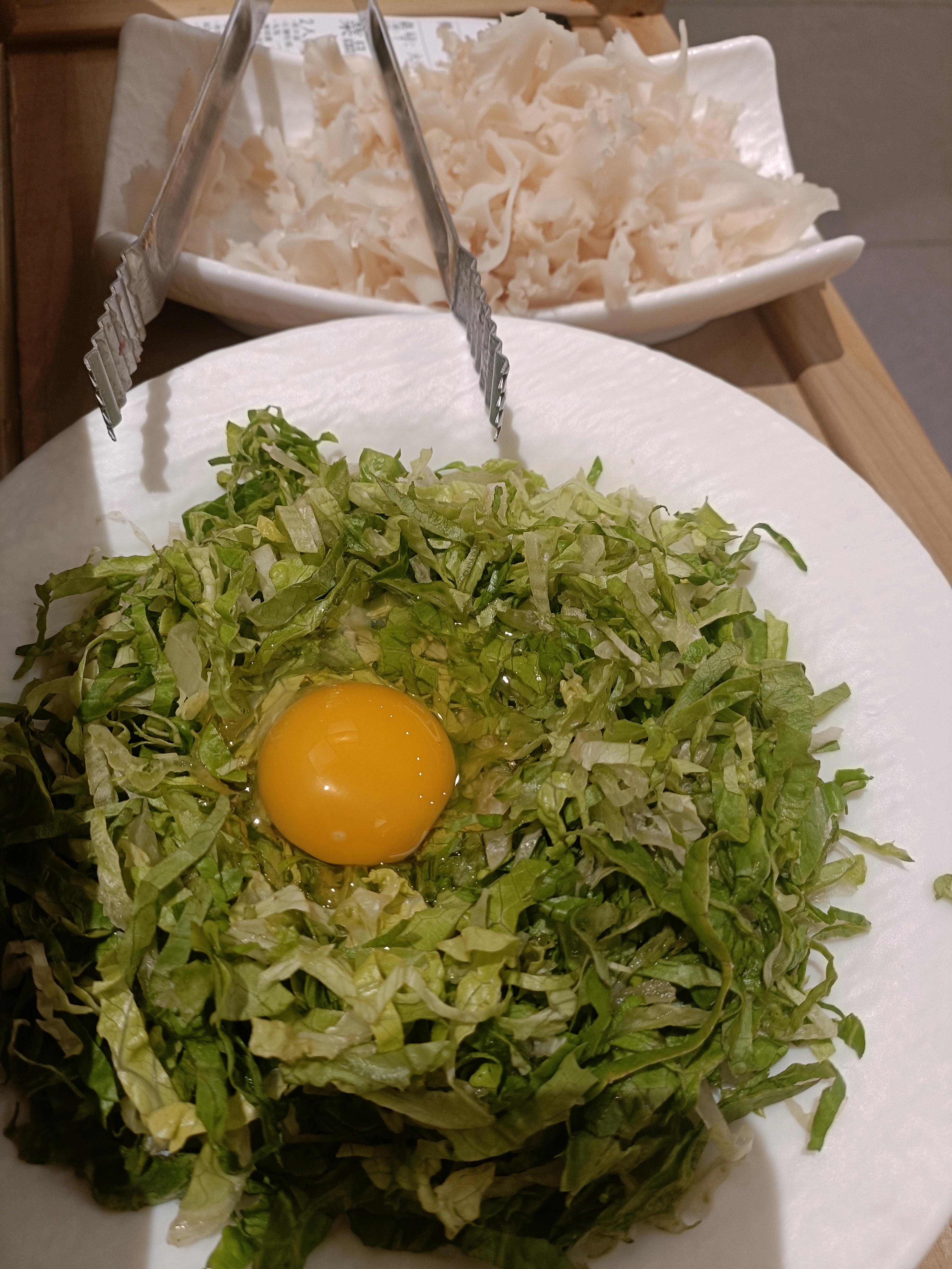在离家不远的商场里有一家慢搅粥底火锅店从店门口经过时看人气挺高