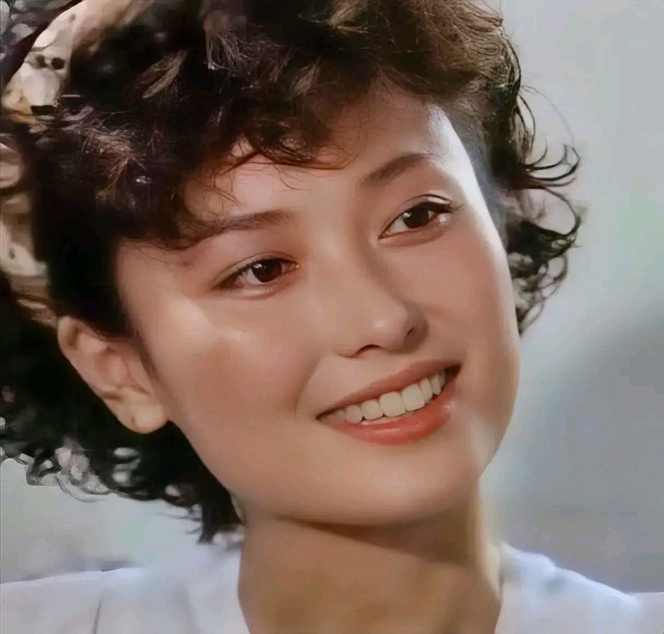 左翎灵气十足,端庄大气,是娱乐圈曾经公认的大美女,气质清秀优雅,她比