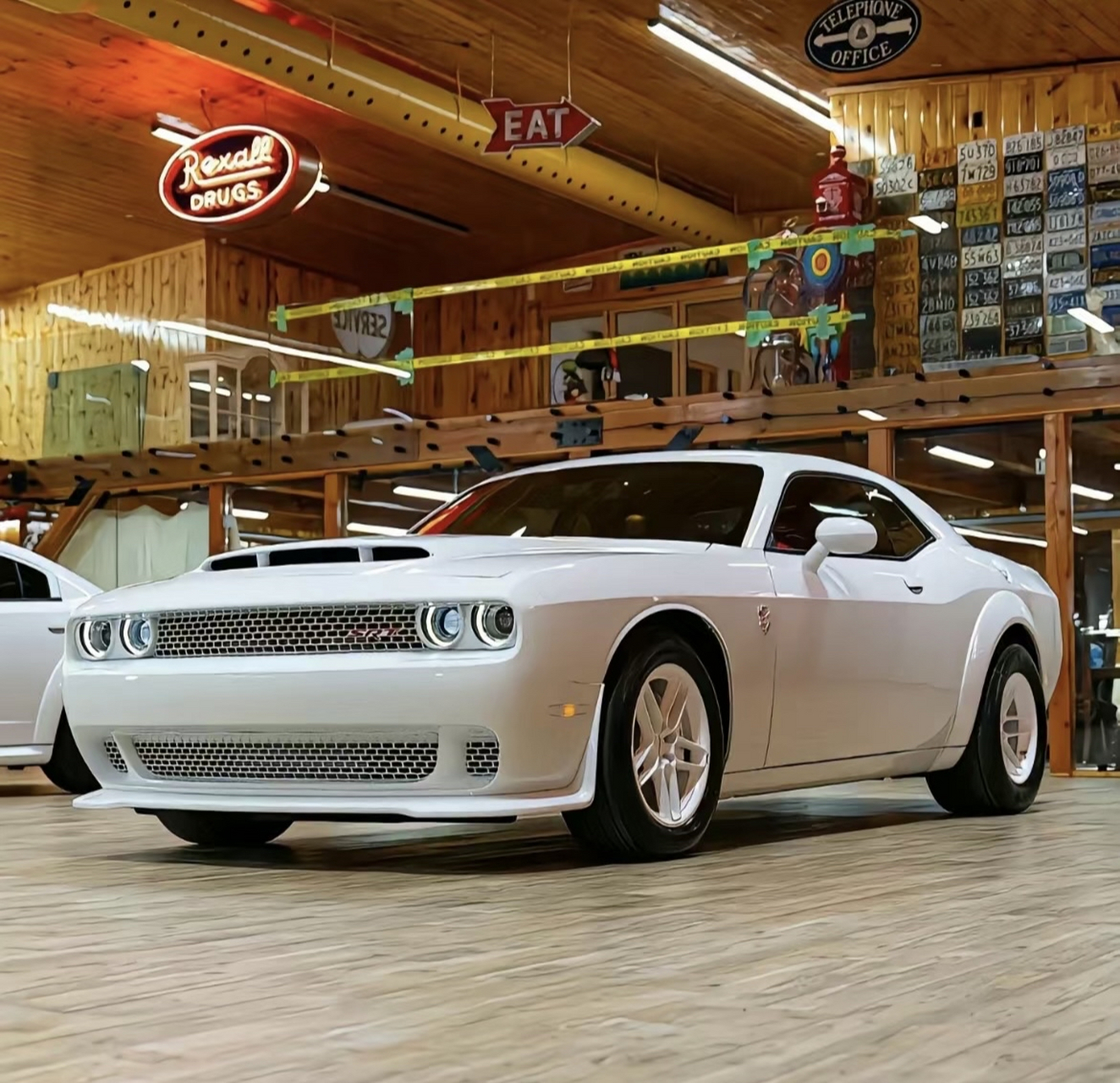 少见的纯白色道奇地狱猫,好看[得意]