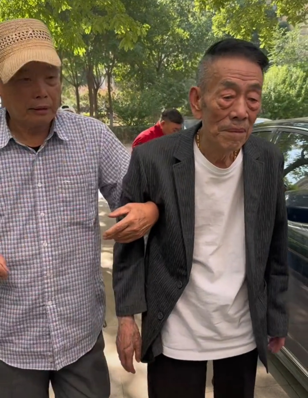 著名相声表演艺术家赵伟洲看望宝字辈老艺人杨少华,二人曾是搭档