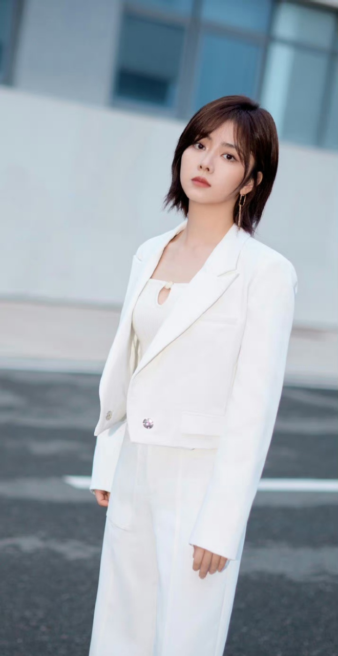 谭松韵,白色西服,短发也优雅!