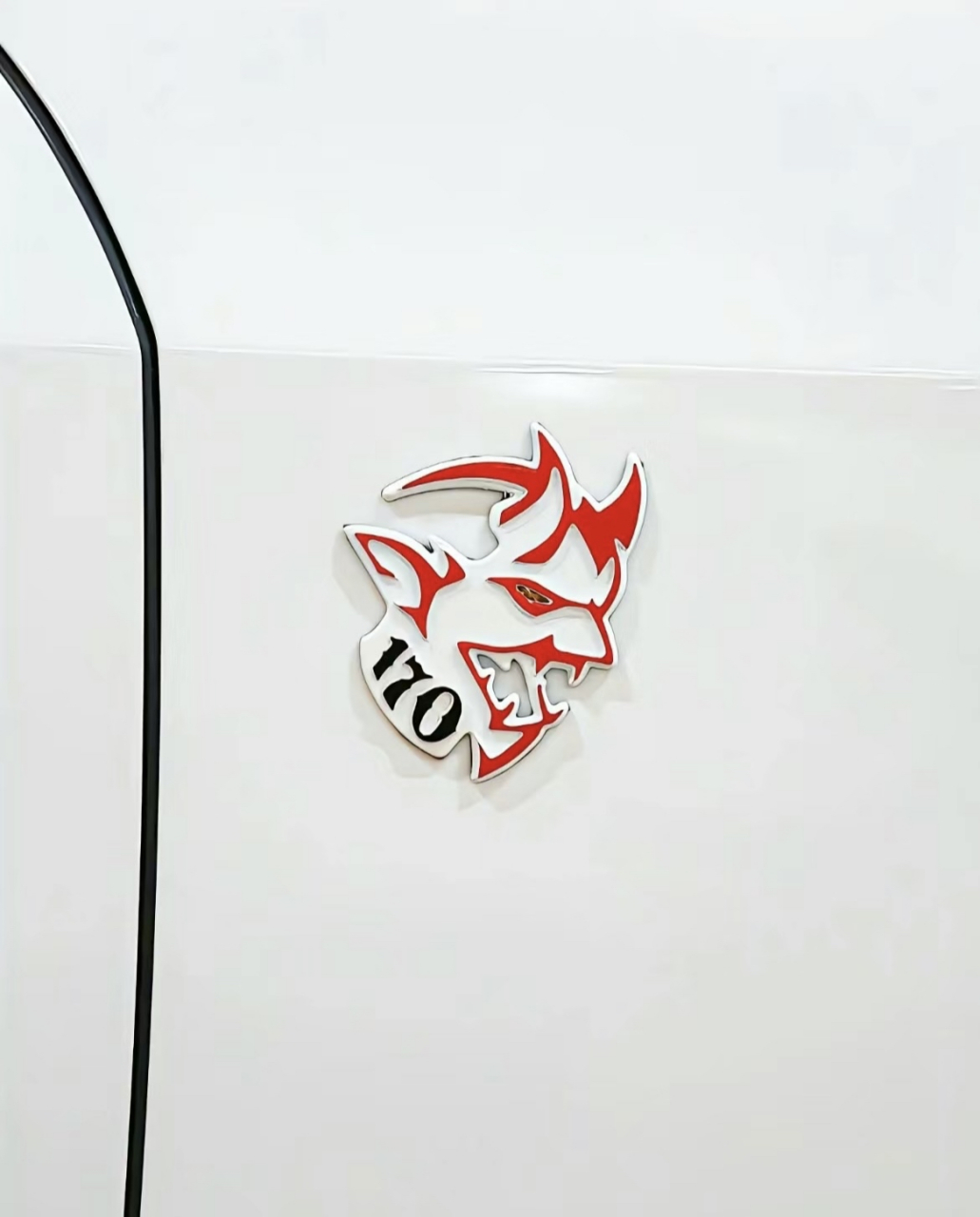 少见的纯白色道奇地狱猫,好看[得意]