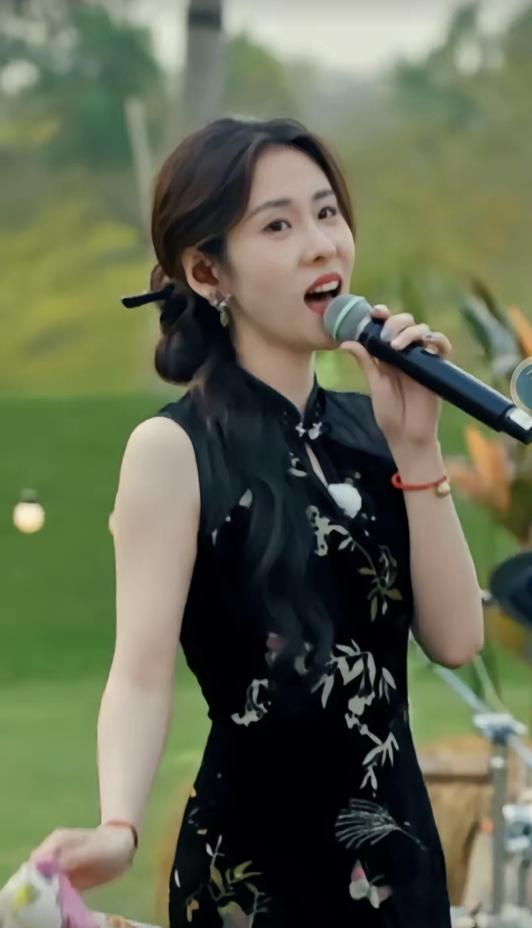 张碧晨1989年出生天津市天津外国语大学毕业中国内地女歌手身高