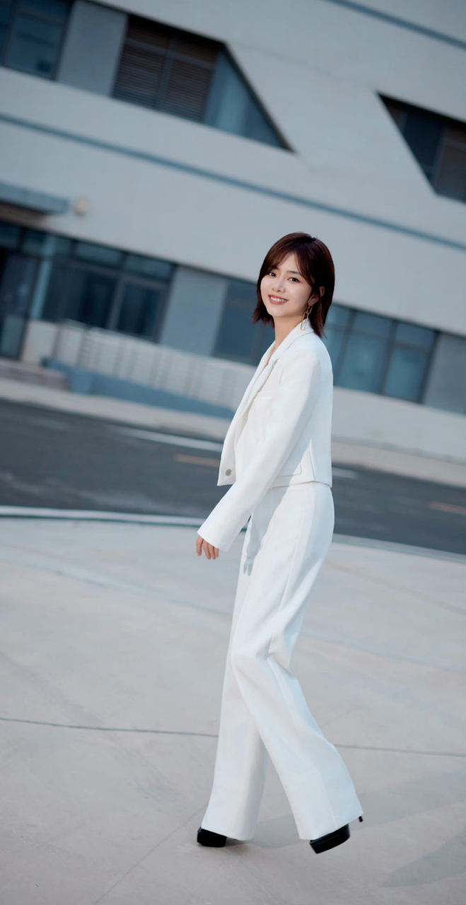 谭松韵,白色西服,短发也优雅!