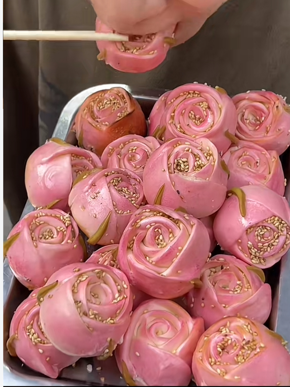 连造型都要这么精致好看,玫瑰花烤串配上小龙虾,夏天夜宵摊的精致美食