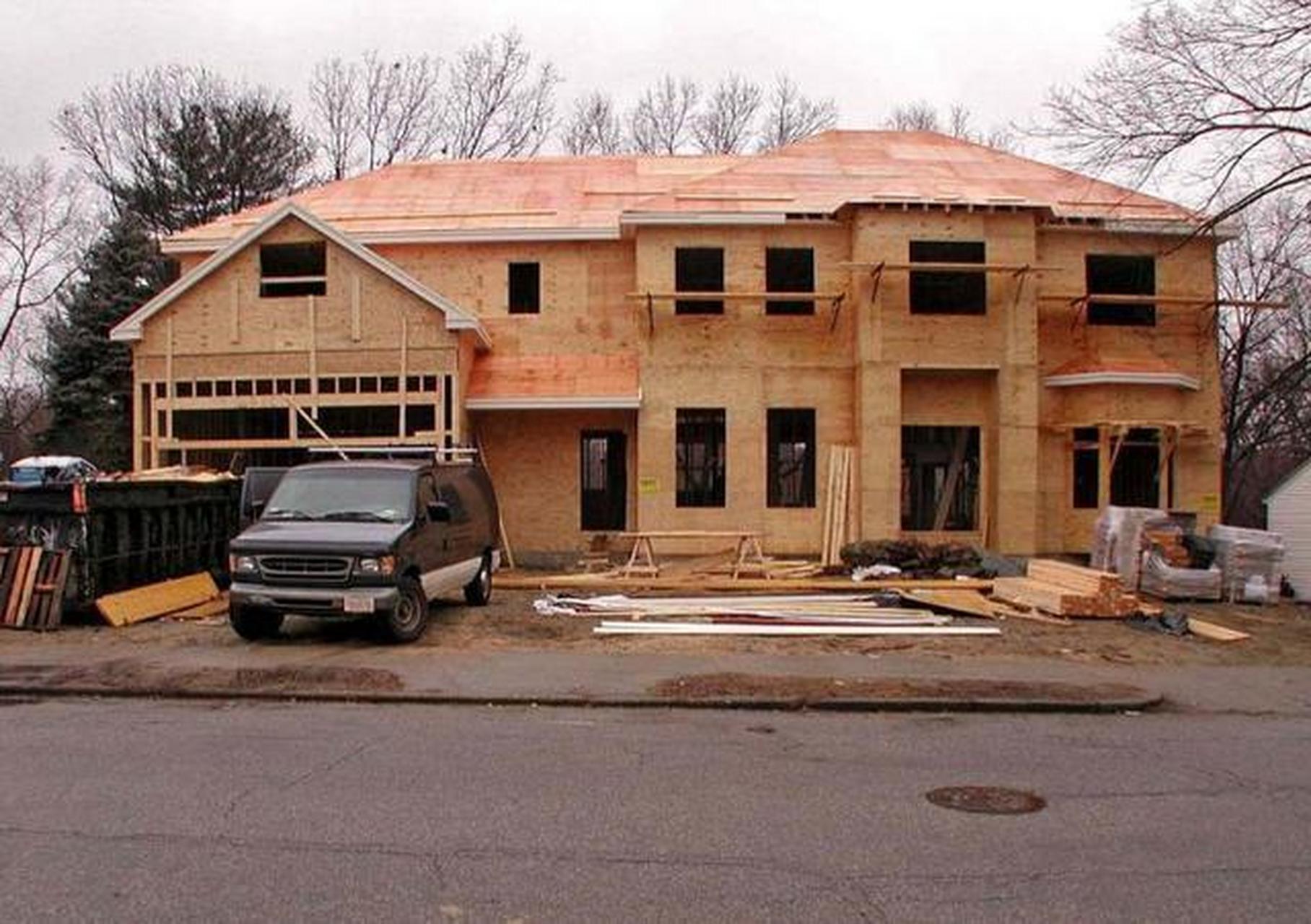 美国中产一般住郊区的木头房子,这种房子有两个好处:  1,容易建造.