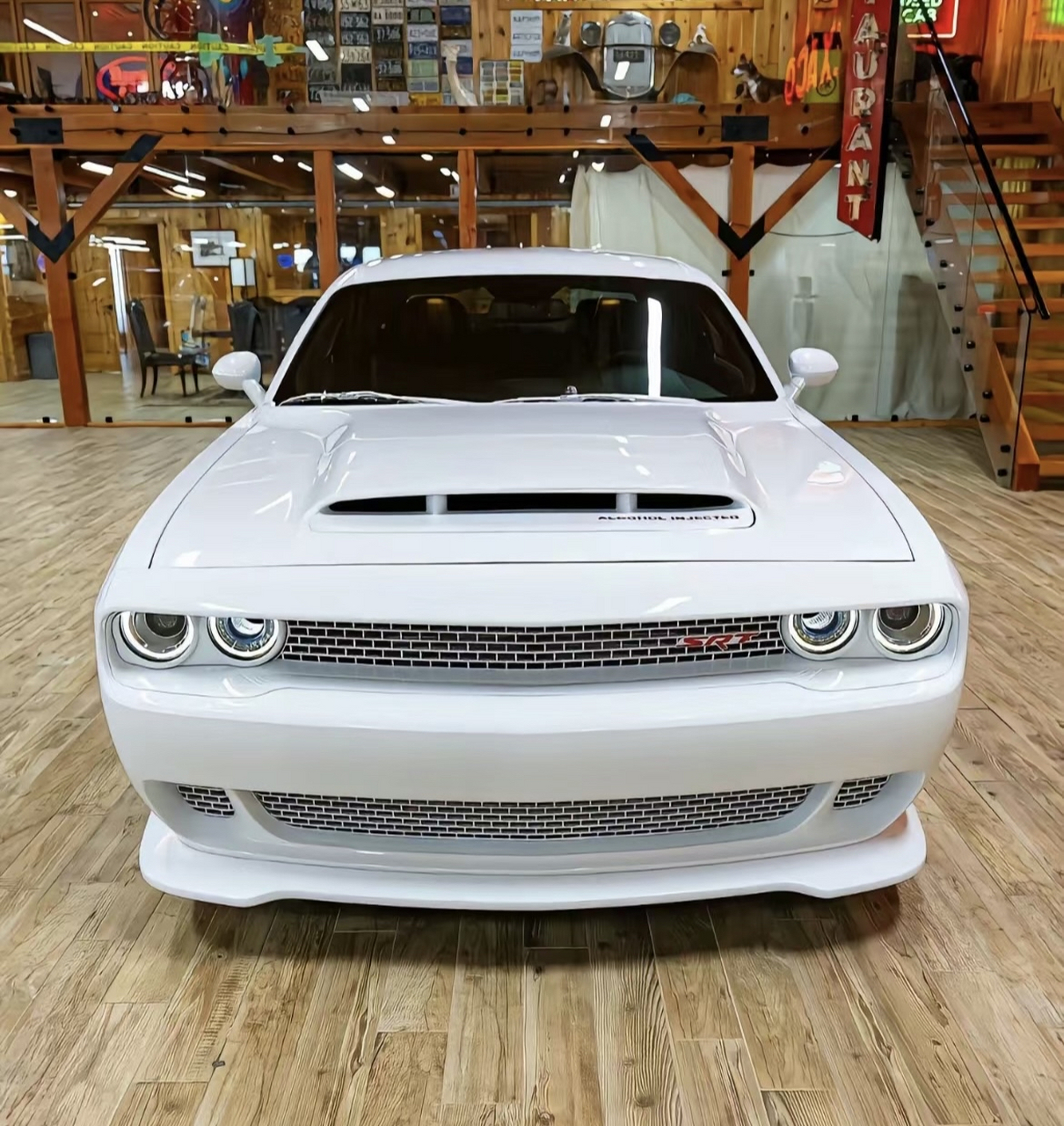 少见的纯白色道奇地狱猫,好看[得意]