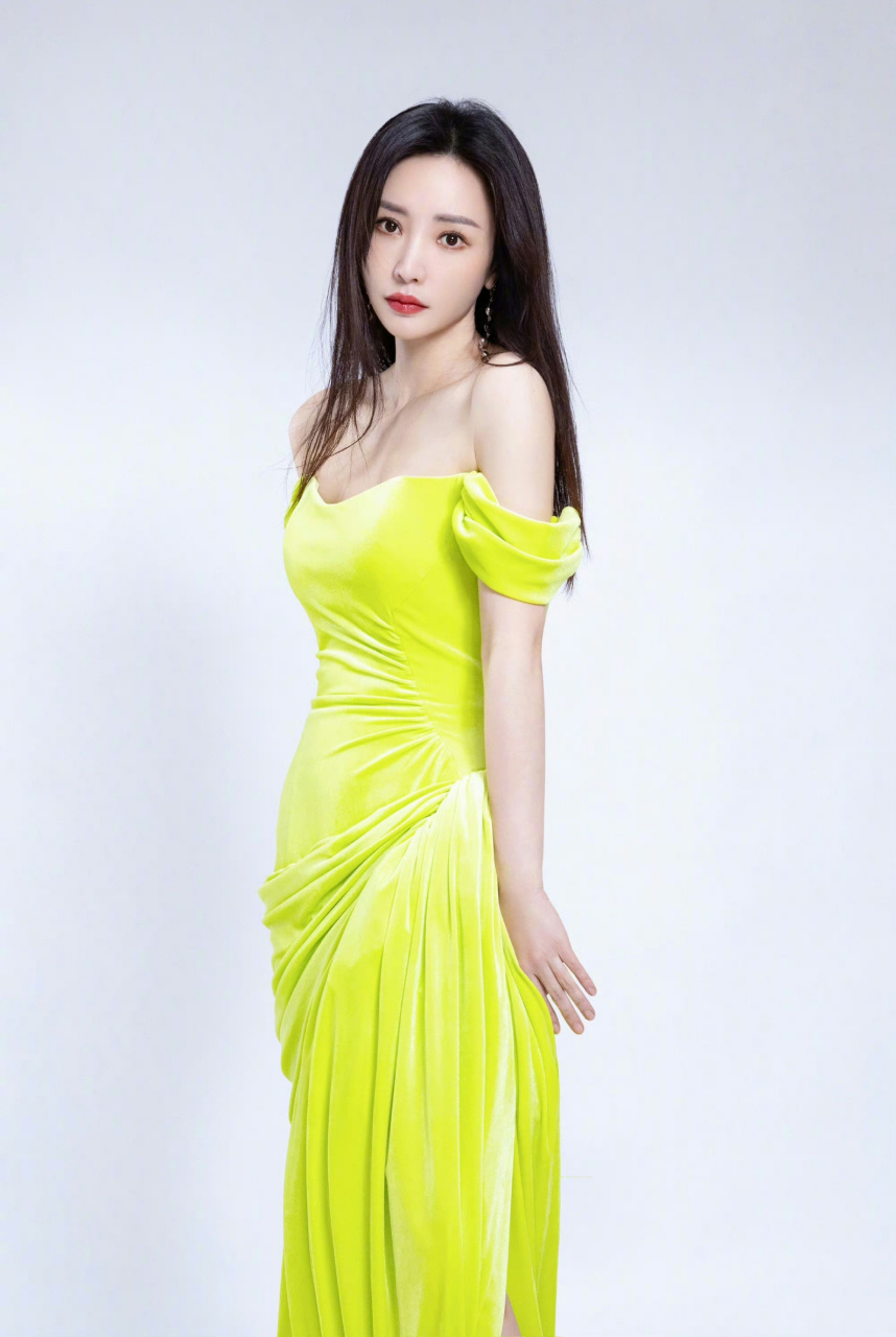 柳岩,荧光黄色抹胸连衣裙,美丽优雅!