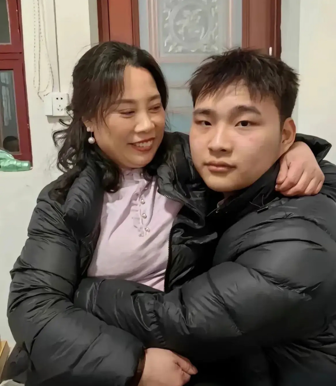 饥不择食,贫不择妻,寒不择衣,48岁阿姨嫁给27岁小伙又何妨,我觉得这个