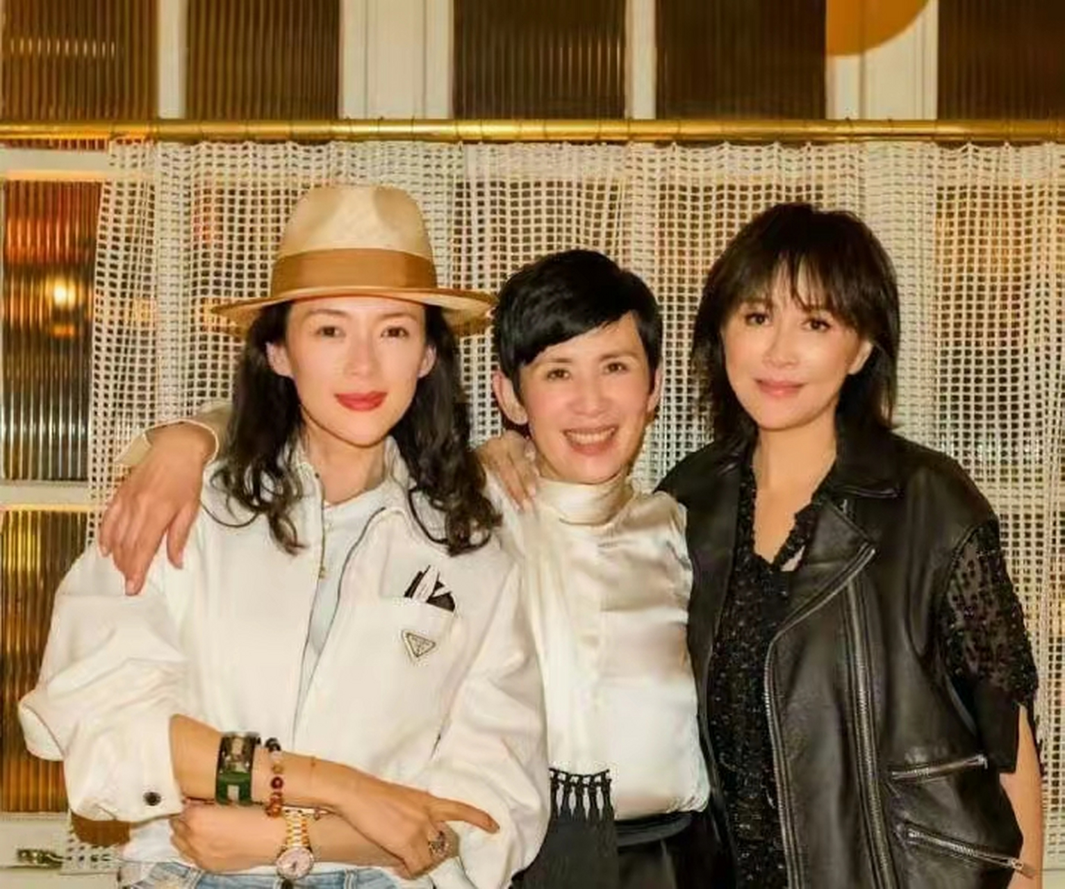 章子怡刘嘉玲吴君如三位女神同框,相互搭肩亲密,友谊与魅力并存,关系