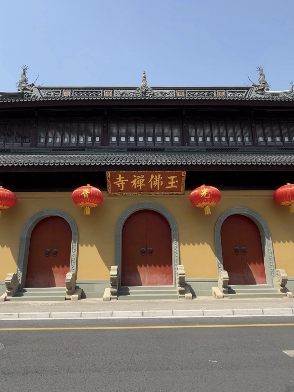 玉佛寺 "先有玉佛后有寺",玉佛寺里的玉卧佛谐音"offer",代表着"录用