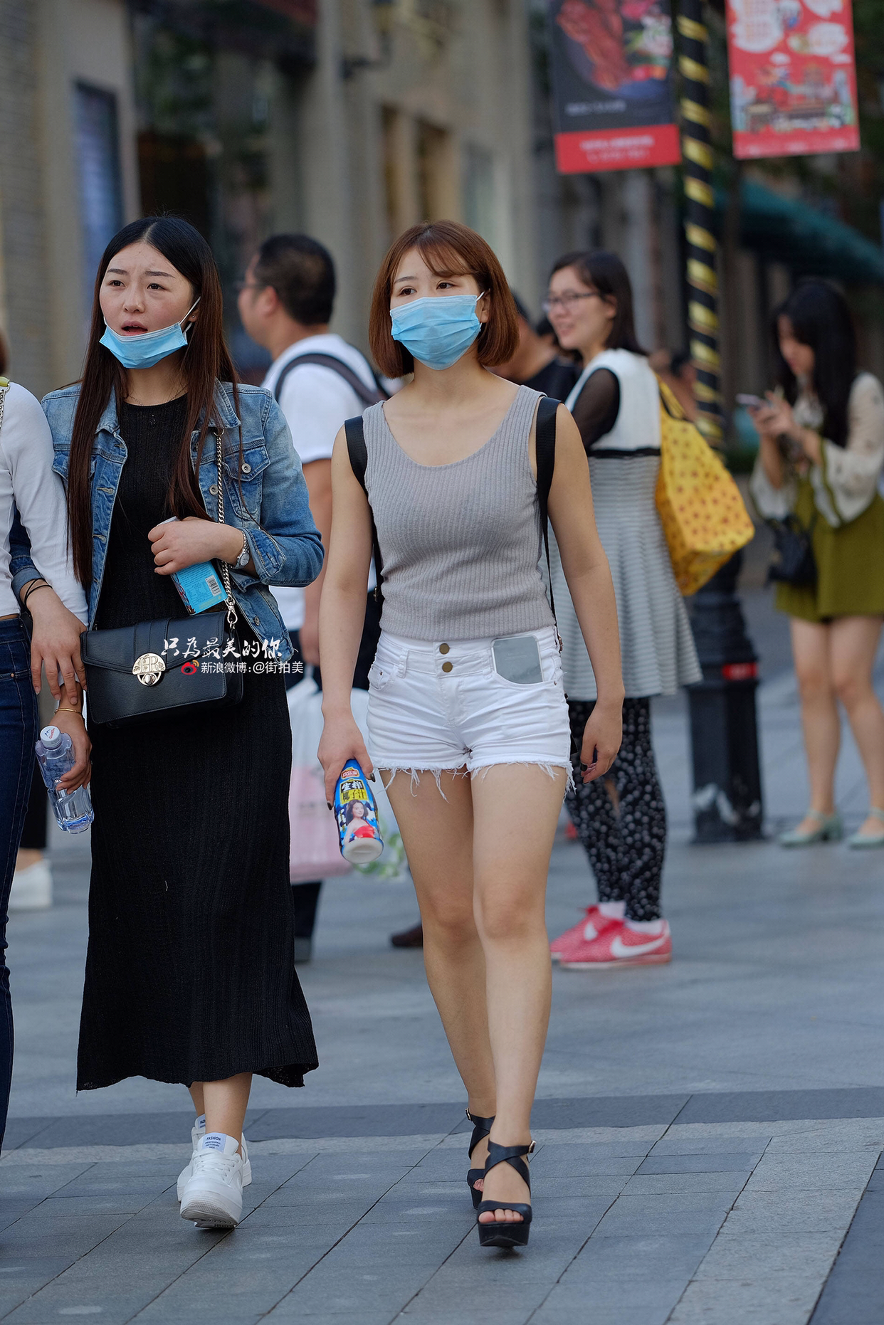 口罩街拍戴口罩美女街拍图片口罩美女街拍街拍口罩少妇街拍摘下口罩