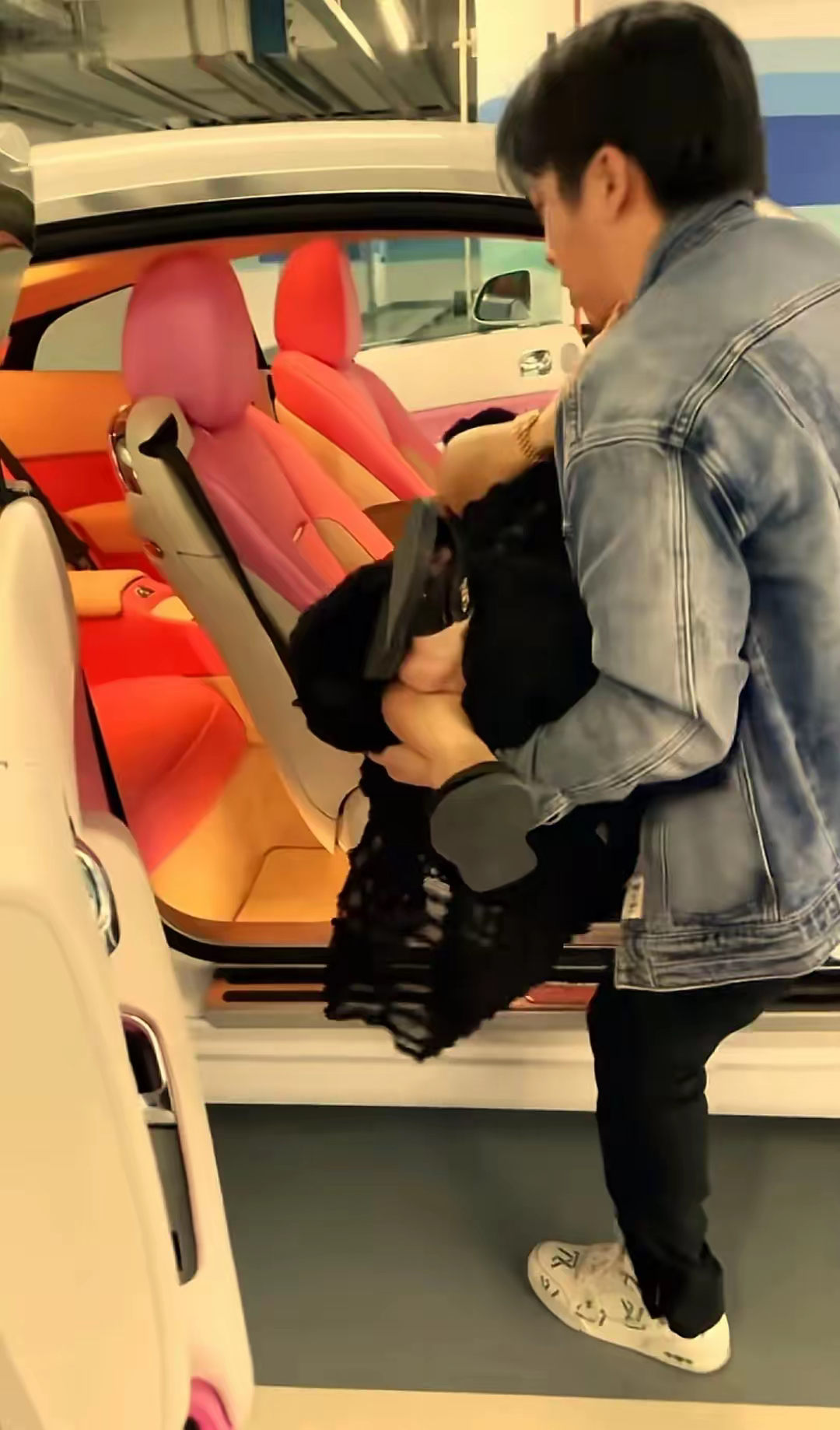 现在开着劳斯莱斯抱喜梅下车时拉着一张脸别说亲还很不开心的样子