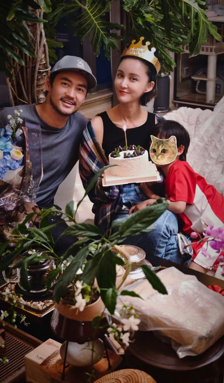二姐张歆艺迎来42岁的生日,儿子四坨紧紧依靠在妈妈怀中,老公袁弘手拿