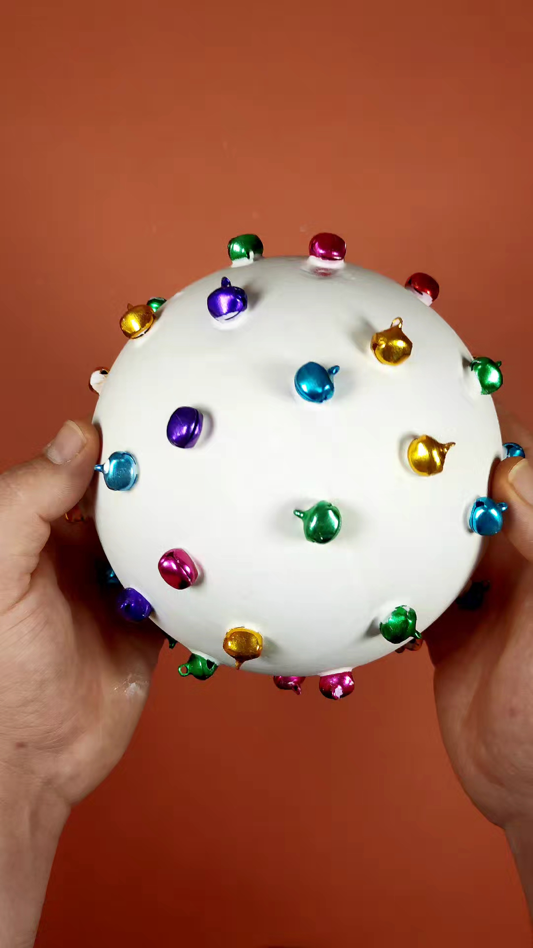 捏碎挂满彩色小铃铛的脆脆球