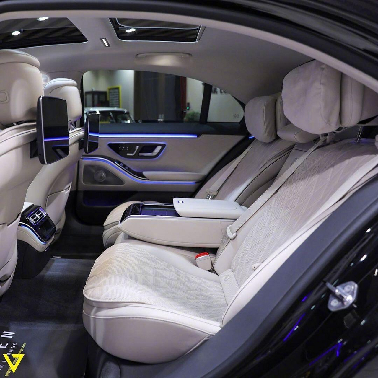 象牙白米色内饰的奔驰s级也十分豪华大气,d级行政轿车标杆