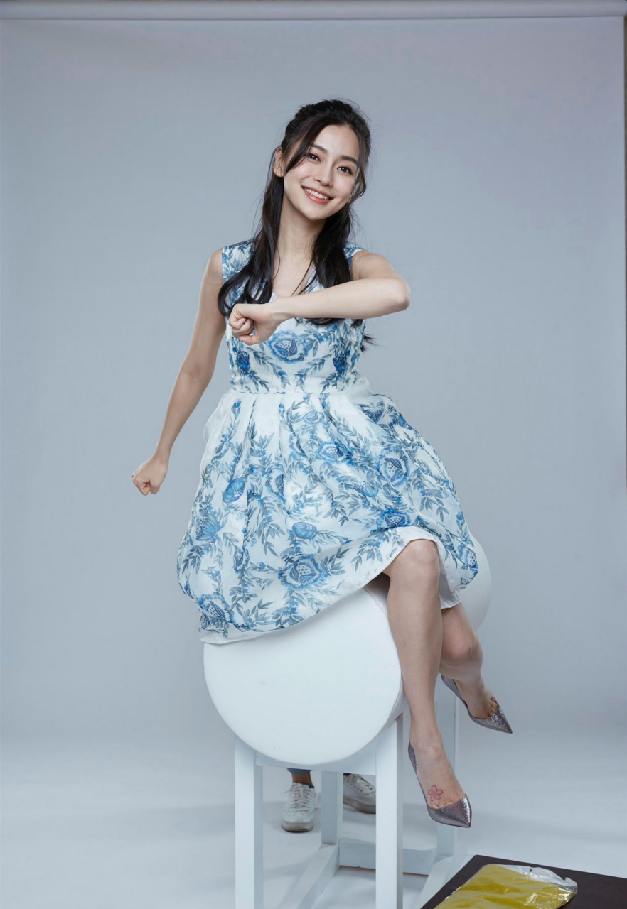 优雅与性感并存!杨颖美腿裙装赏析