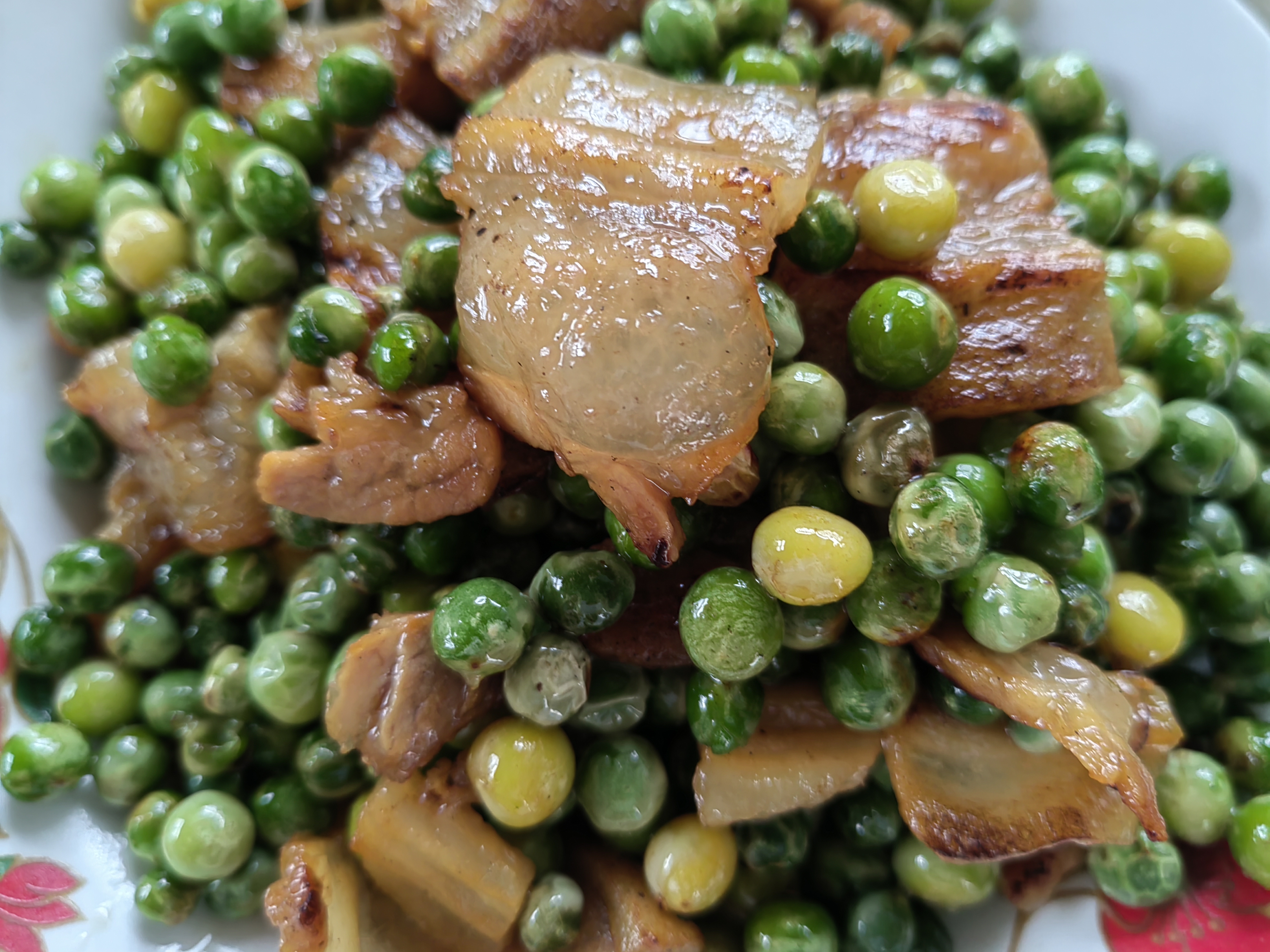 豌豆米有点老了,做汤没那么鲜嫩,炒着吃不错,豌豆米洗干净,腊肉洗净