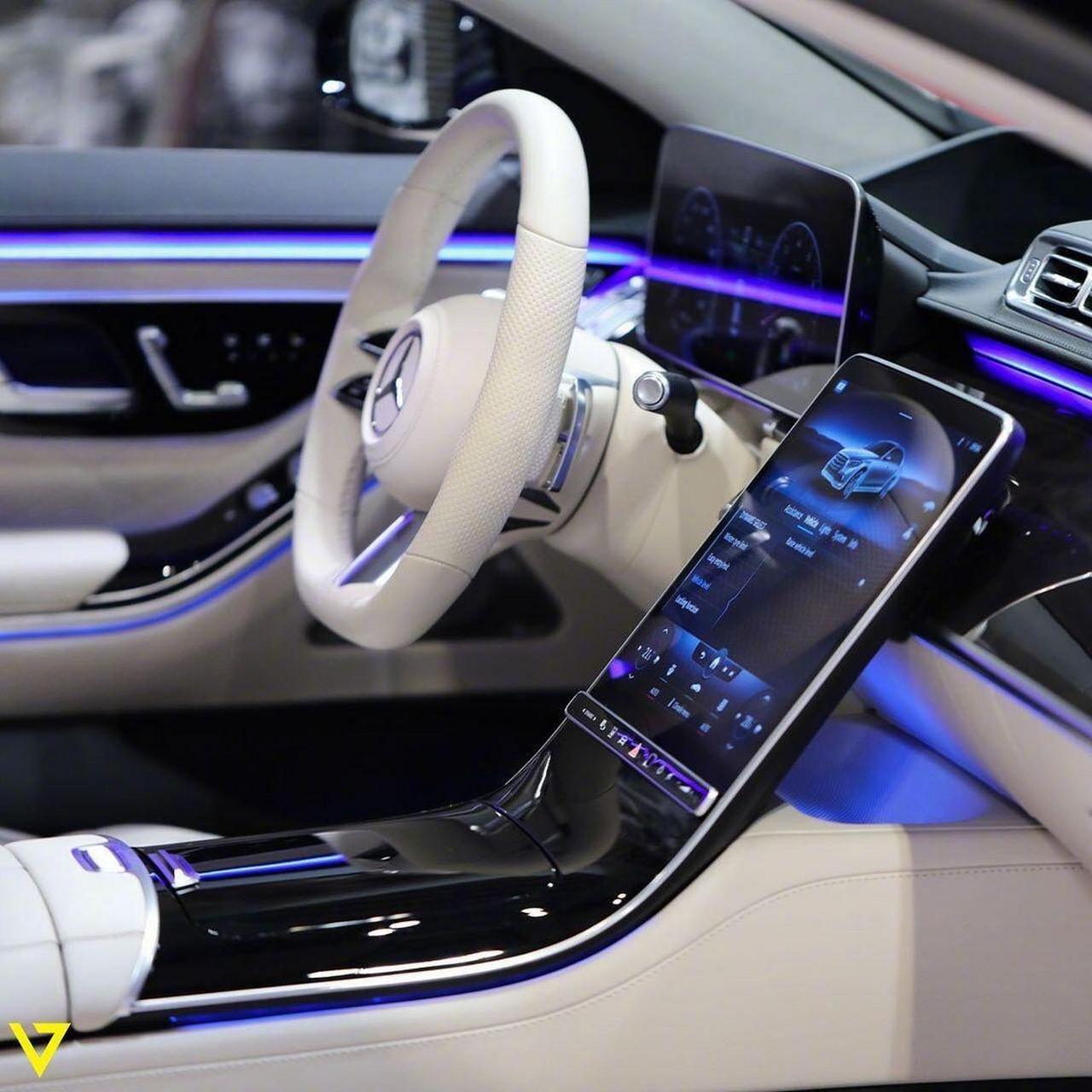 象牙白米色内饰的奔驰s级也十分豪华大气,d级行政轿车标杆