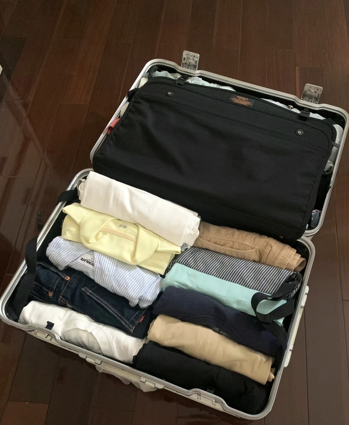 我从娘家回来,看到老公在收拾行李箱