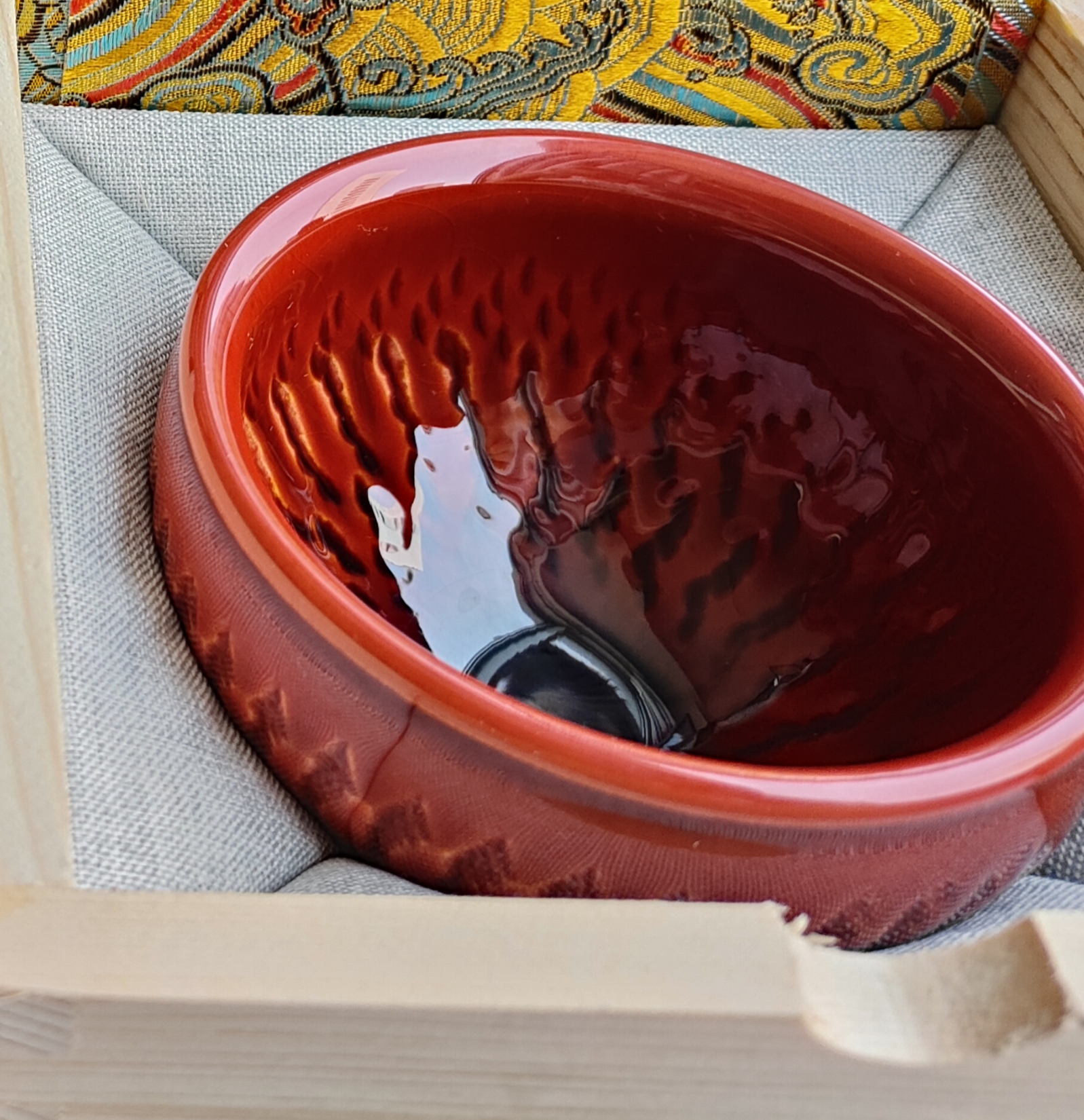 红色的建盏如的红宝石,散发着独特魅力