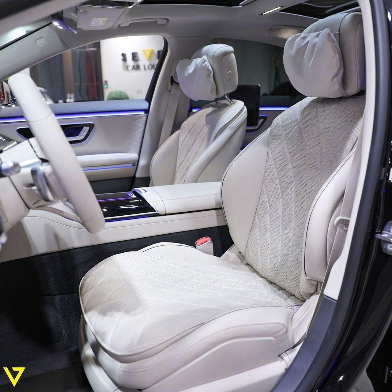 象牙白米色内饰的奔驰s级也十分豪华大气,d级行政轿车标杆