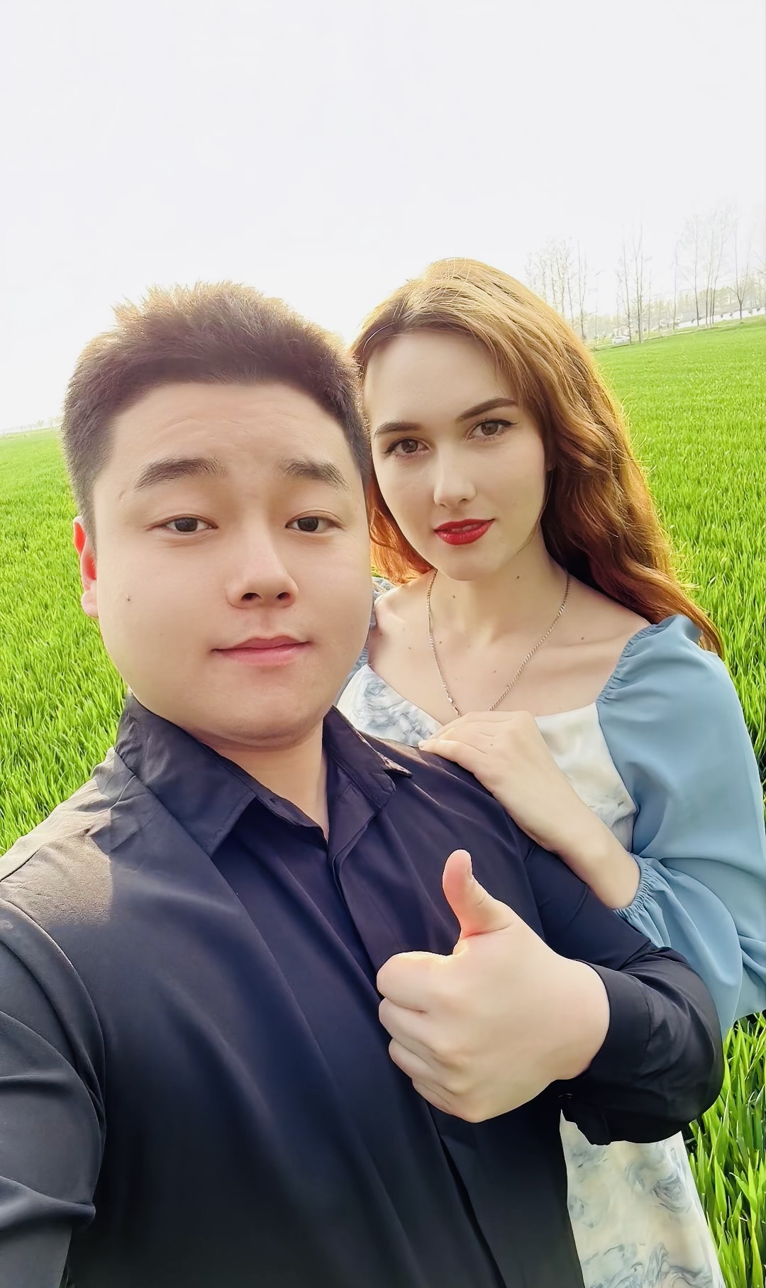 发小找了个漂亮的俄罗斯女朋友带回老家俩人天天秀恩爱撒狗粮真让