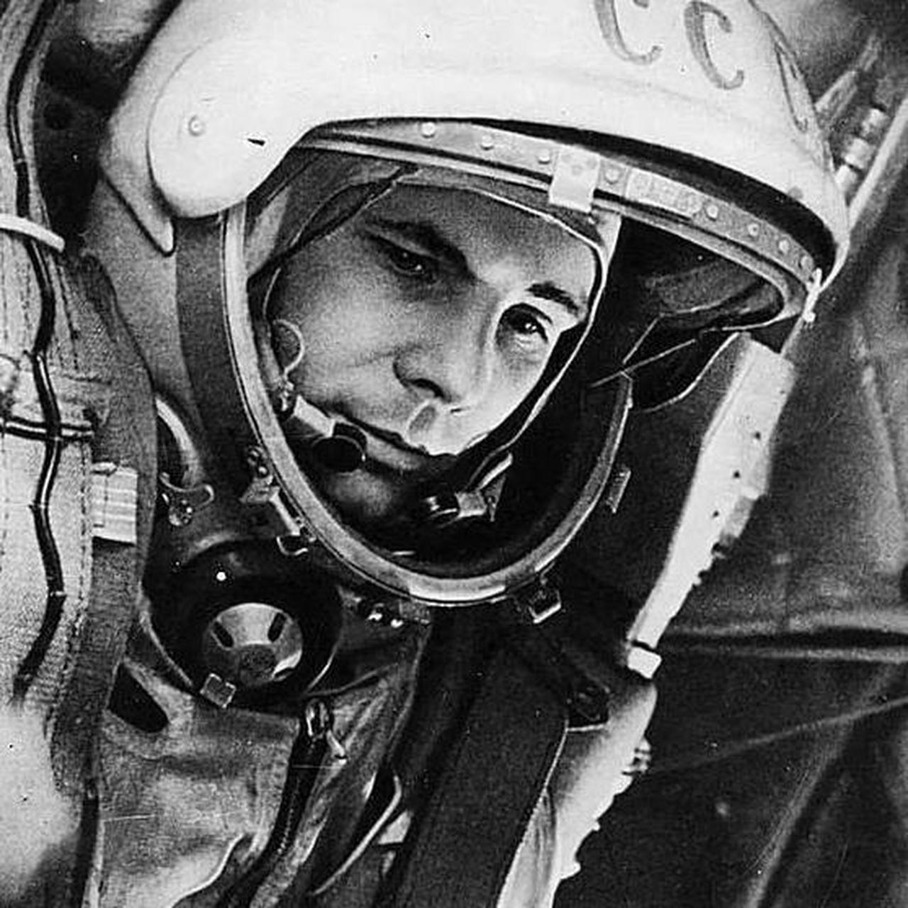 为庆祝十月革命50周年,苏联宇航员弗拉迪米尔·科马洛夫上校,于莫斯科