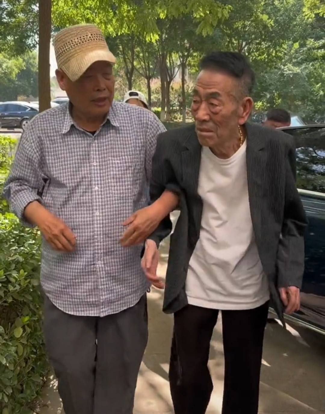 著名相声表演艺术家赵伟洲看望宝字辈老艺人杨少华,二人曾是搭档