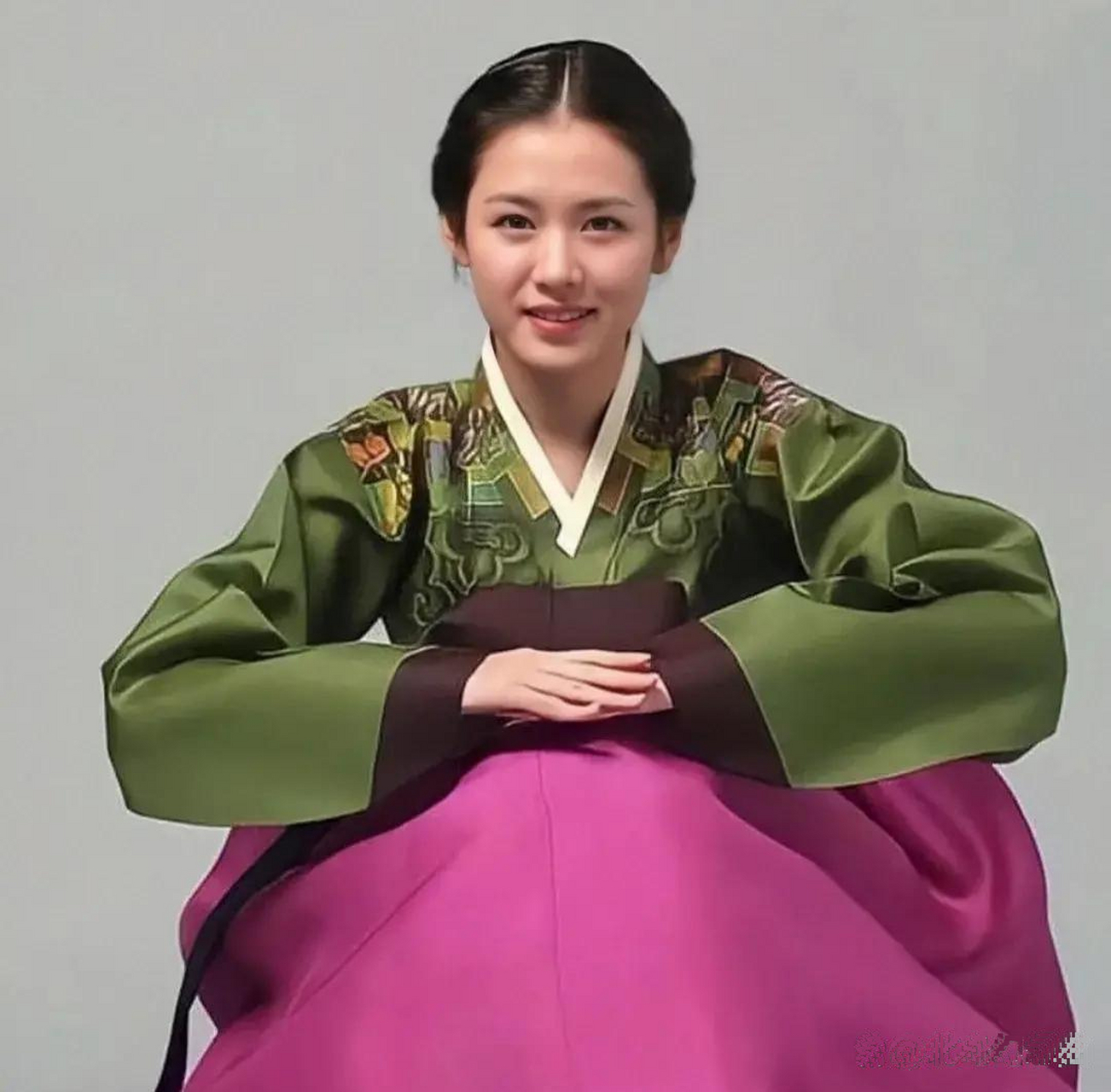 孙艺珍身穿一袭韩服,古典娇俏,美艳不可方物