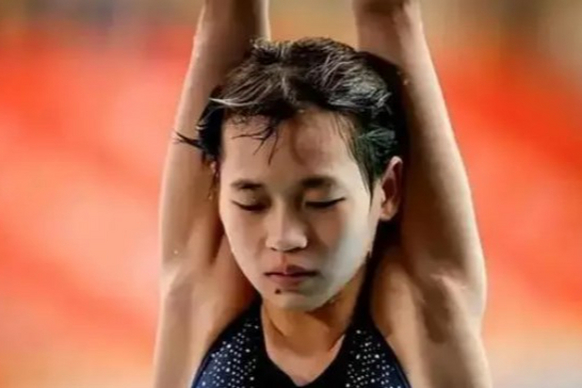 全国跳水冠军赛竞争激烈,奥运冠军张佳琪虽遇挫折但保持斗志,最终夺得