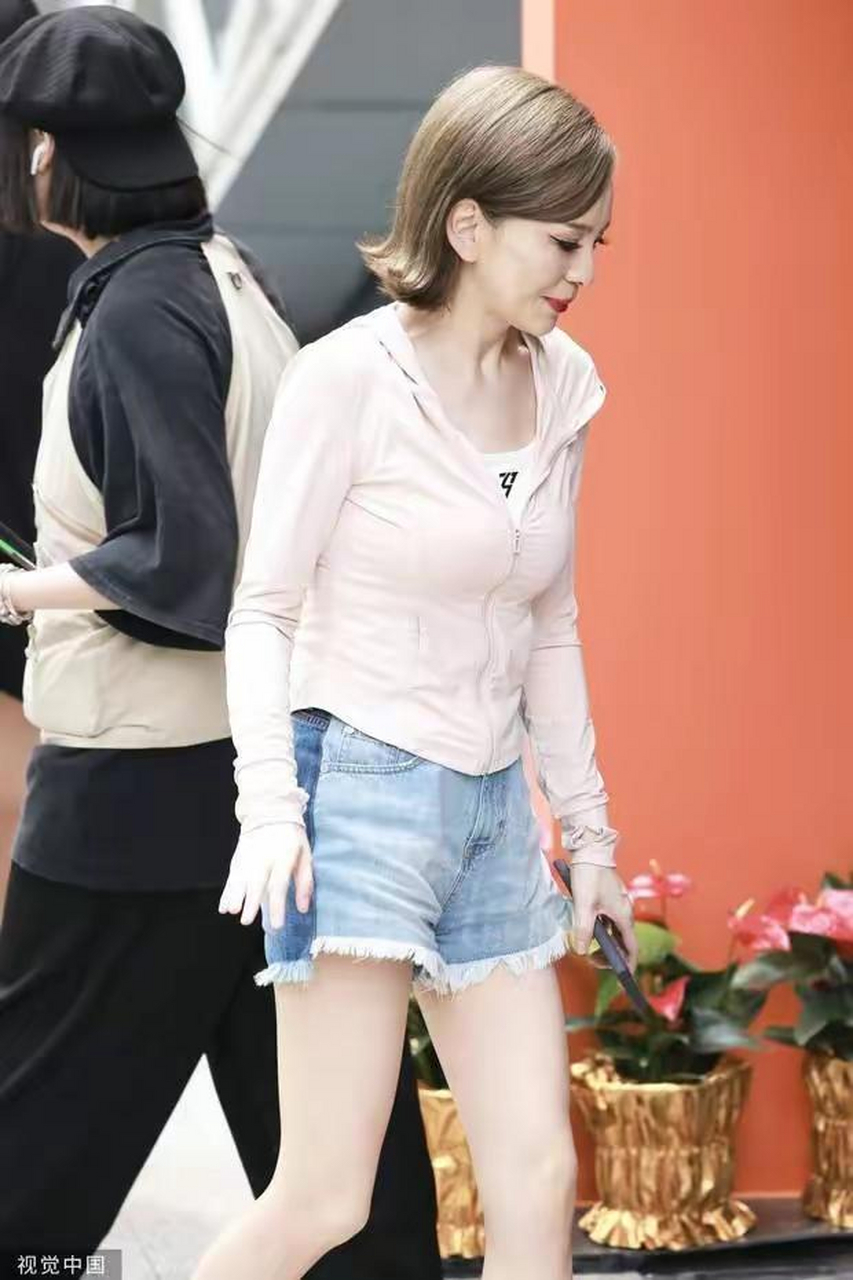 53岁的王琳穿着粉色衣服和短裤亮相《浪姐》,那双美腿又细又直,看起来