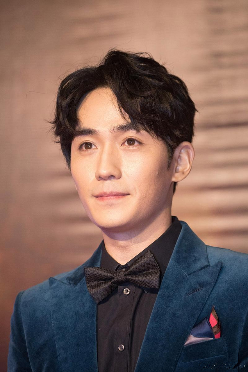 朱一龙和刘烨的眼睛,好像,有么有?都是一双桃花眼,形状一模一样