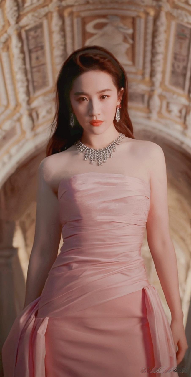 刘亦菲粉色抹胸褶皱晚礼服写真
