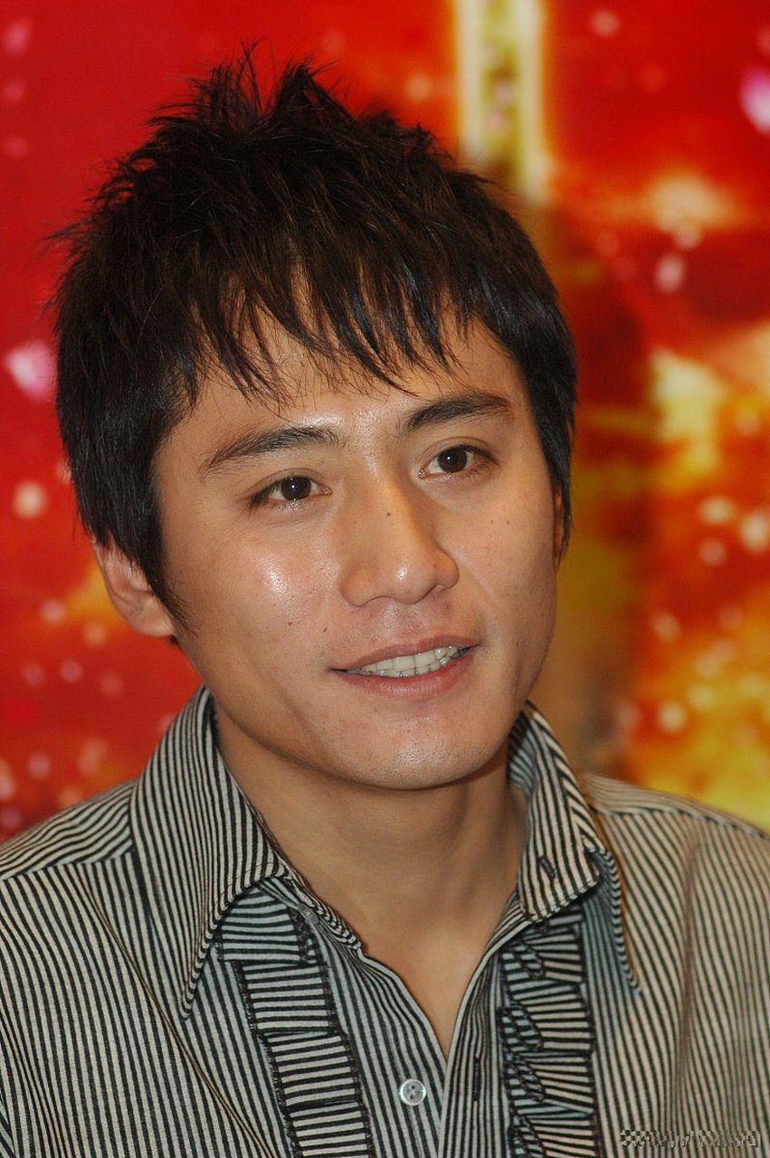 朱一龙和刘烨的眼睛,好像,有么有?都是一双桃花眼,形状一模一样