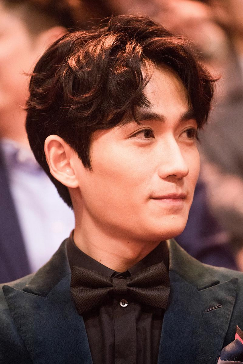 朱一龙和刘烨的眼睛,好像,有么有?都是一双桃花眼,形状一模一样